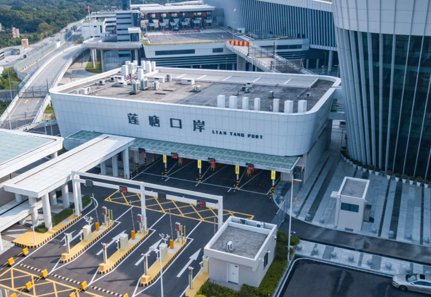 口岸货检区域还投入使用了8个海关“冷链查验平台”，这也是深圳公路口岸中首个配备冷链查验设施设备的口岸，可满足进口水果、冰鲜等特殊温度货物的现场查验，实现冷链货物“不断链”。此外，口岸还建设了国内首台超大型“CT型H986”监管设备，海关通过“CT”技术对集装箱实现不开箱查验，不仅能精准打击违法违禁物品，而且极大地提高了通关效率、改善了通关体验。图为莲塘/香园围口岸。