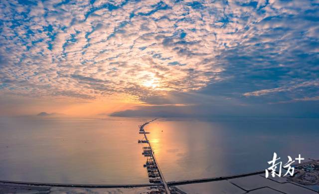夕阳西下，一条“跨海巨龙”骨架初显?；泼┖？绾Ｍǖ懒又楹：徒?，将于2024年建成通车。  