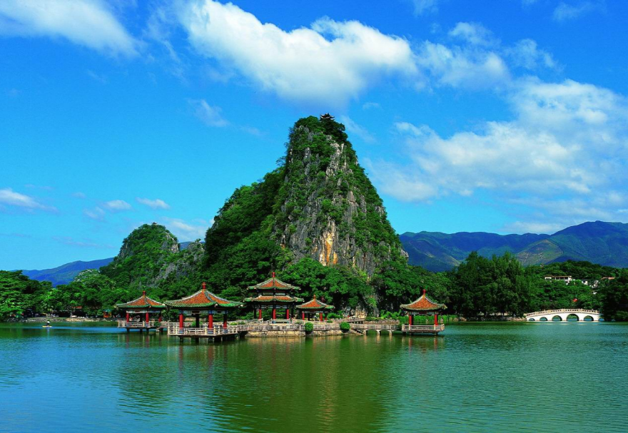 2003年，肇庆从北方引进丹顶鹤，陆续通过打造星湖湿地公园、自主研发繁殖技术手段，让这些北方来的“客人”成功安家南方。20多年来，从当初引进30多只丹顶鹤，到目前园内共有70多只，近5年平均产蛋12枚以上，平均孵化了83%，平均成活率70.5%，凭借此，星湖国家湿地公园成为观鸟、游玩、教育、研究的圣地。图为肇庆星湖国家湿地公园。