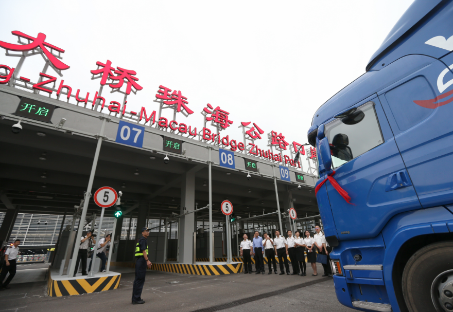 珠海发挥港珠澳大桥联通优势及洪湾中心渔港枢纽作用，建设粤港澳大湾区海产品交易中心，推动珠海渔业产值超80亿元、同比增长9.4%。图为港珠澳大桥珠海公路口岸。