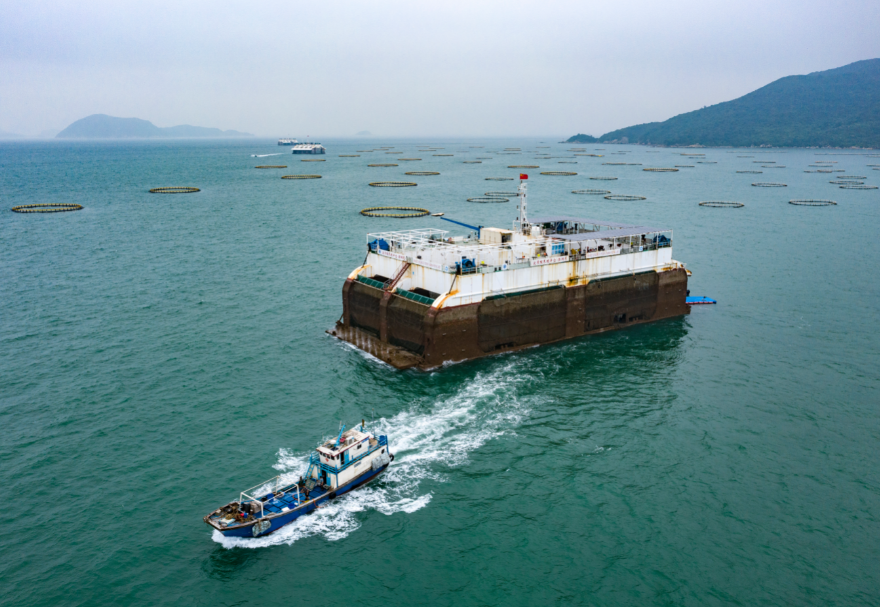 作为国家海洋综合试验场，珠海万山镇发展起了以深远海智能养殖、海洋牧场、休闲渔业等为代表的现代渔业，发展空间广阔。图为满载渔获的渔船正驶离位于万山海域的“澎湖号”海上牧场。