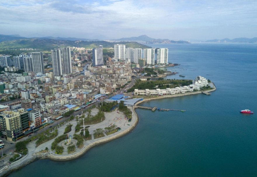 惠州正以大亚湾临海石化为龙头，构建起以海洋交通运输、滨海旅游、海洋渔业、绿色清洁能源业为重点的发展格局，初步建成具有惠州特色的现代海洋产业体系。2022年惠州海洋生产总值约1140亿元，约占全市GDP的21%。图为惠州大亚湾。