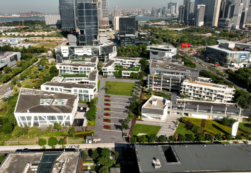 前海深港青年梦工场，由前海管理局、香港青年协会、深圳市青年联合会三方共同发起成立。重点支持智能硬件、移动互联网、文化创意等三大领域创业。截至目前，已累计孵化团队468家，其中港澳台及国际团队236家，团队总融资额超23亿元。图为前海深港青年梦工场。