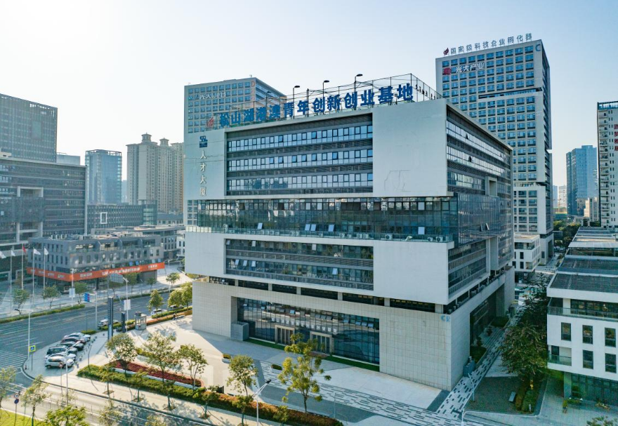 松山湖港澳青年创新创业基地以松山湖人才大厦为中心基地，统筹松山湖国际机器人基地、光大WE谷、林润智谷、粤港文化创业服务中心等8个站点单位，有效集聚、孵化一批高水平的创新创业项目。截止2022年，东莞市首批两家市级港澳青年创新创业基地——松山湖港澳青年创新创业基地与滨海湾港澳青年创新创业基地已累计引进港澳人才创业企业160多家。图为松山湖港澳青年创新创业基地。