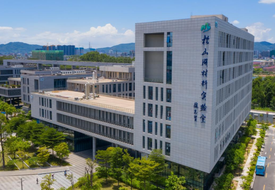 大湾区先进制造业发展势头强劲，这为先进材料应用奠定了丰厚的基础。目前大湾区的先进材料产业在全球价值链地位稳步提升，已初步形成惠州新材料产业园、东莞立沙岛精细化工园、中国绿色新材料（珠海）产业园等先进材料产业基地，并集聚了以中国散裂中子源、松山湖材料实验室为首的战略性科研平台。图为位于东莞的松山湖材料实验室。