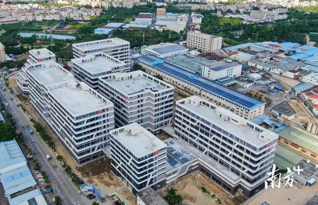 　　中山正在大力推进“工改”，力求闯出产业空间革命新路。图为建成封顶的小榄镇九洲基广成路“工改”项目。 叶志文摄