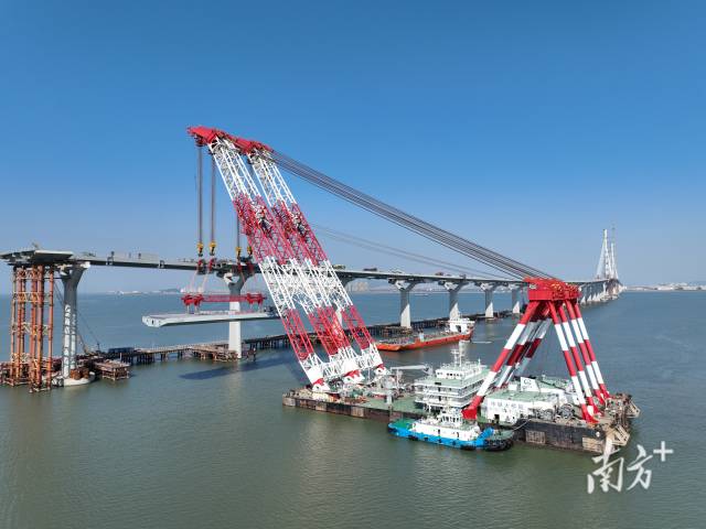 “大桥海鸥号”架设进行中。