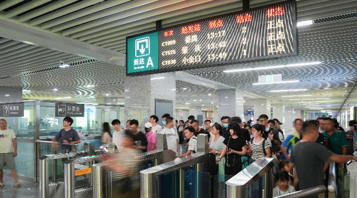 7.8万人次进站饮“头啖汤”！广惠、广肇城际开通首日客流占广东城际超八成