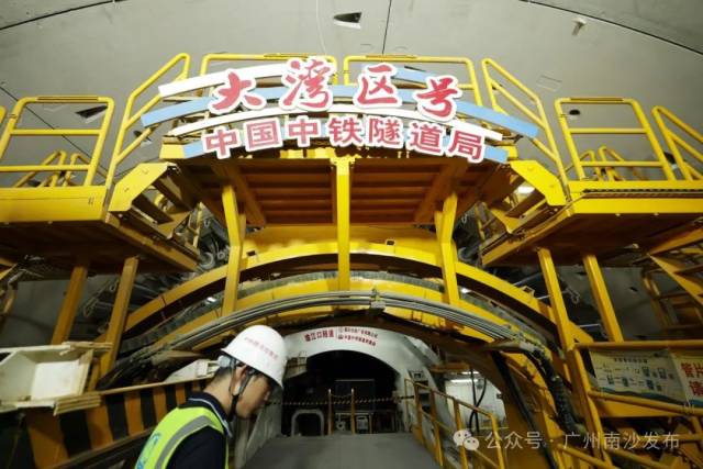 中铁隧道局承建的2标段盾构法隧道长2930米。