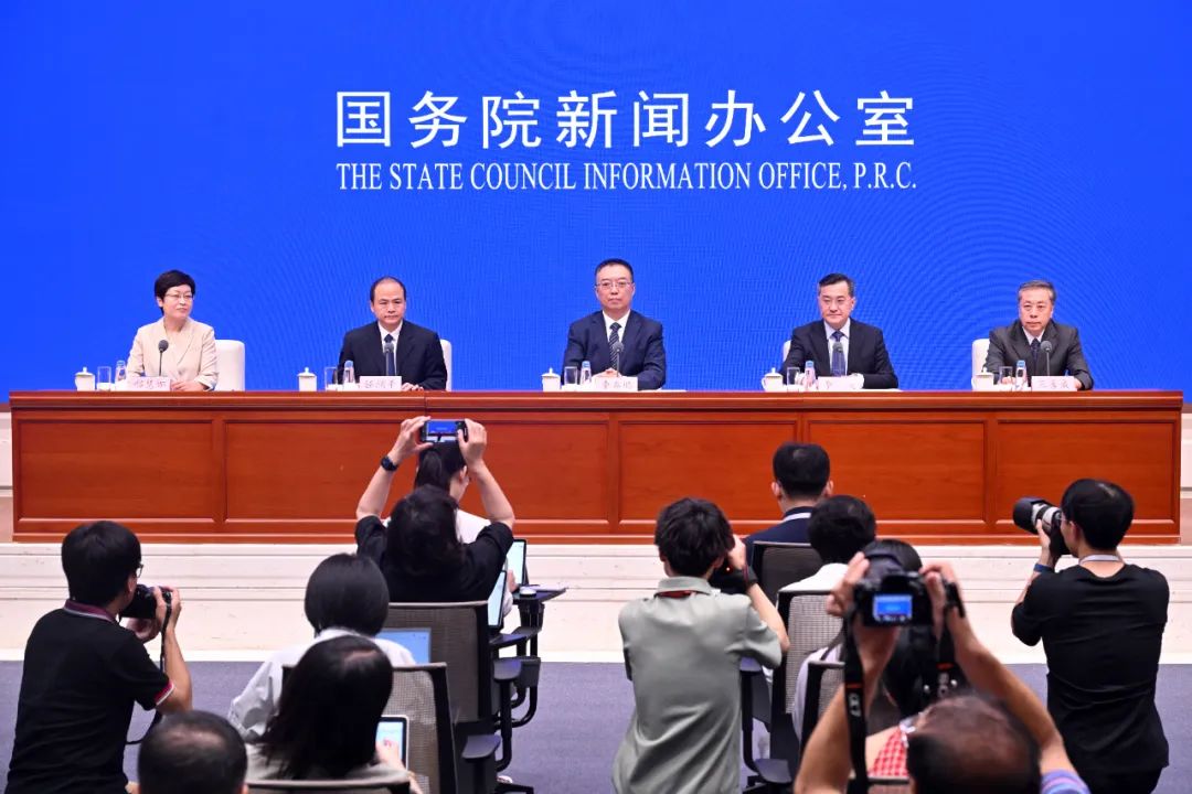 国新办举行新闻发布会，介绍《中共中央办公厅 国务院办公厅关于完善市场准入制度的意见》有关情况。