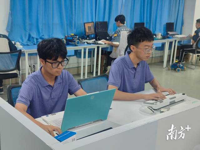 世赛自主移动机器人项目澳门代表队选手杜加威（右）与黎健恒（左），在广州市机电技师学院开展训练。