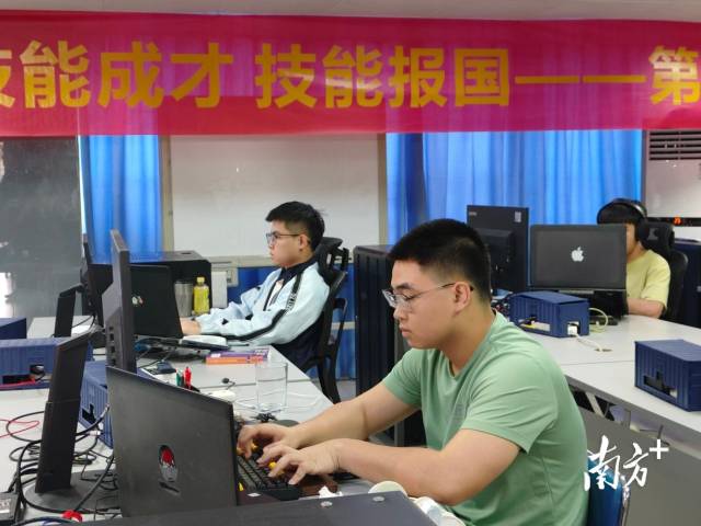 广州市工贸技师学院世赛网络系统管理项目中国集训基地，内地和澳门选手共同训练。