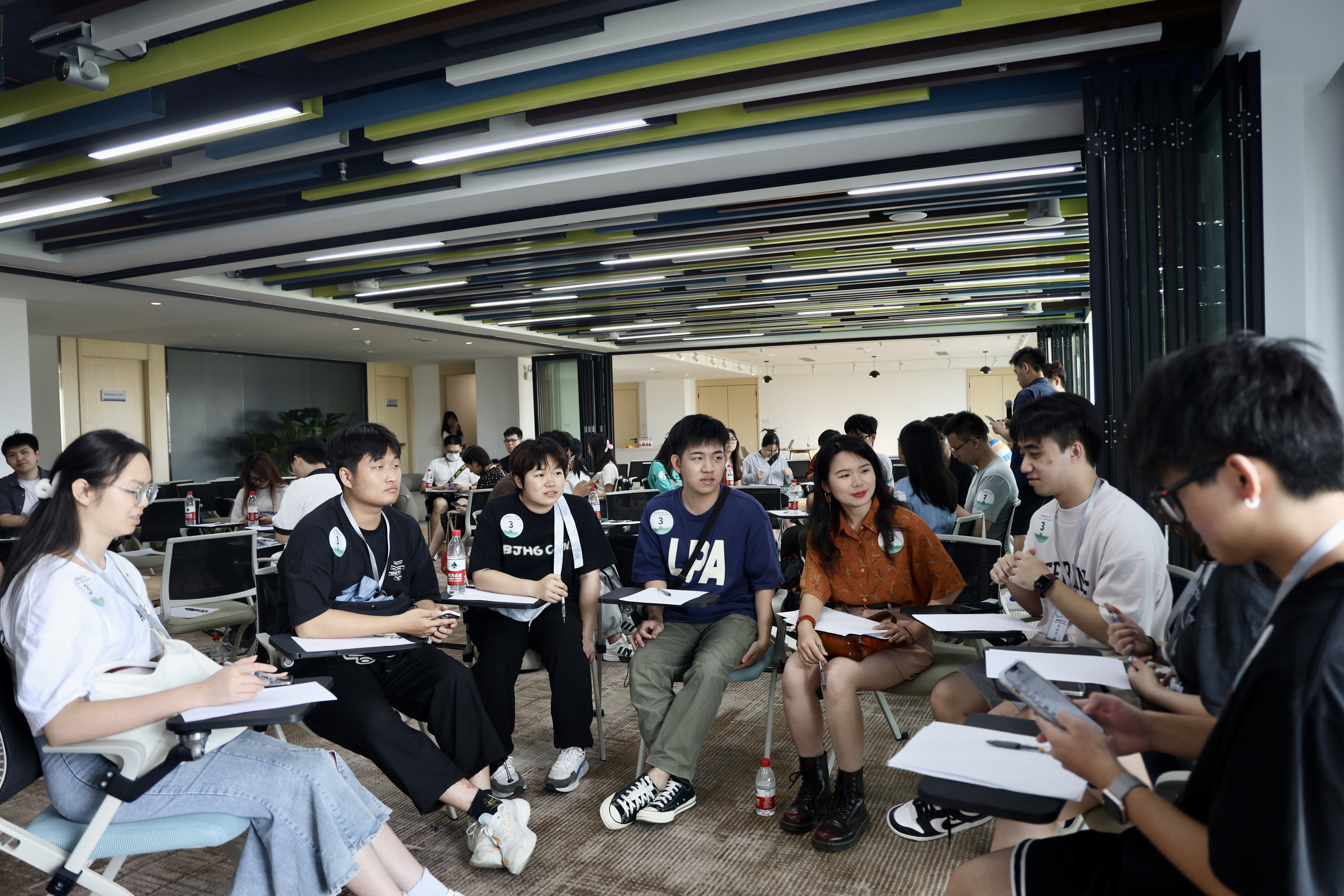 开展港澳青年职场训练营，引入职场技能培训，安排导师提供引导和朋辈帮助