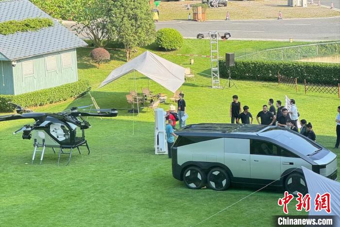 分体式飞行汽车“陆地航母”实车。王坚 摄