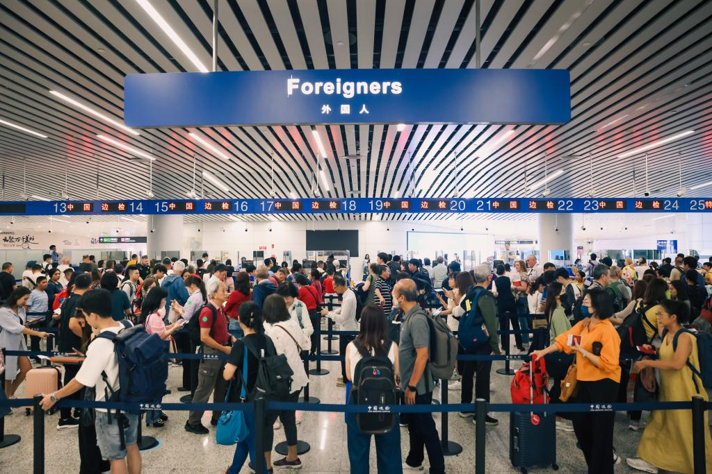 图为9月16日，外籍旅客在广州白云机场口岸排队候检的现场。（凌观明 摄）