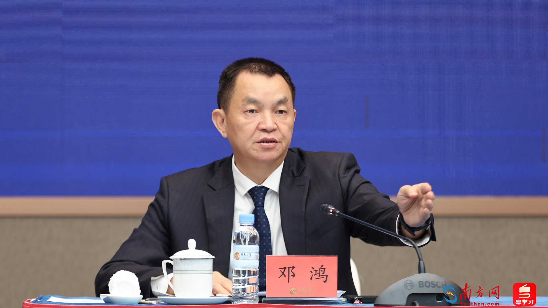广东省政府新闻办公室副主任邓鸿主持发布会。