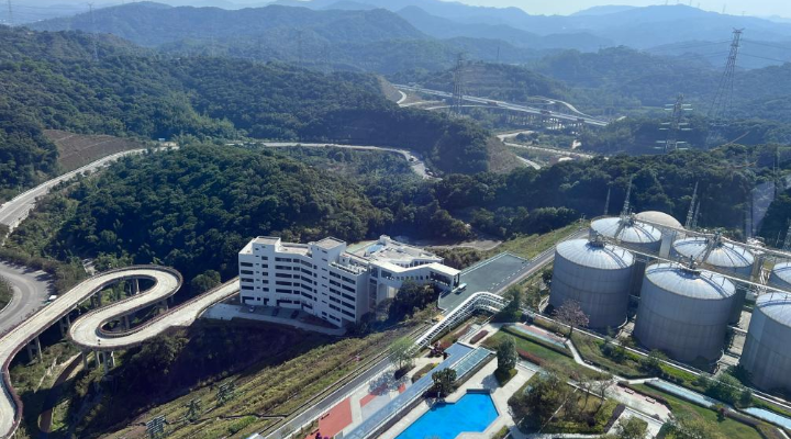 广州市福山循环经济产业园将垃圾焚烧发电厂的烟囱开发成工业旅游观光塔，休闲平台设置空中咖啡厅，可一览园区全景