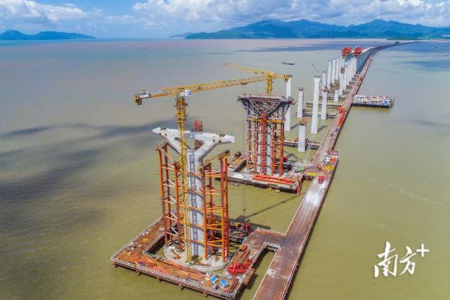 2023年7月5日，黄茅海大桥西侧过渡墩、辅助墩顺利浇筑完成，标志着项目23个整幅式TY型桥墩全部完工。