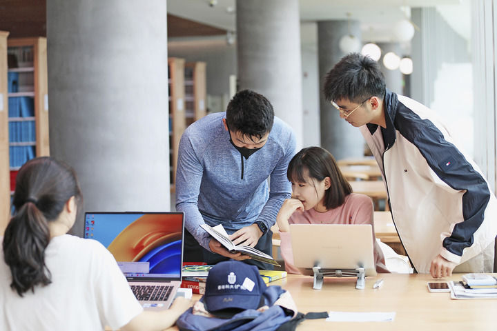香港科技大学（广州）红鸟硕士班的同学在一起讨论（2024年2月摄）。新华社发