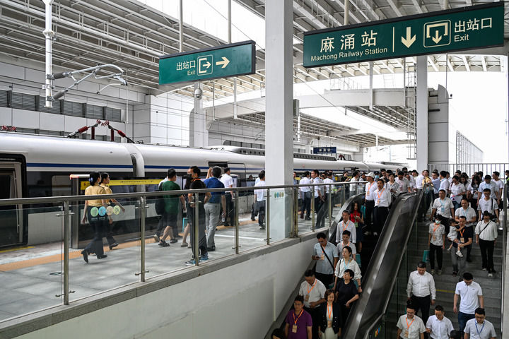 首趟运行的佛莞城际铁路列车?？慷嘎橛空荆?024年5月26日摄）。广佛南环、佛莞城际铁路与佛肇城际、莞惠城际相连，形成全长258公里的粤港澳大湾区最长的城际铁路。新华社记者 刘大伟 摄