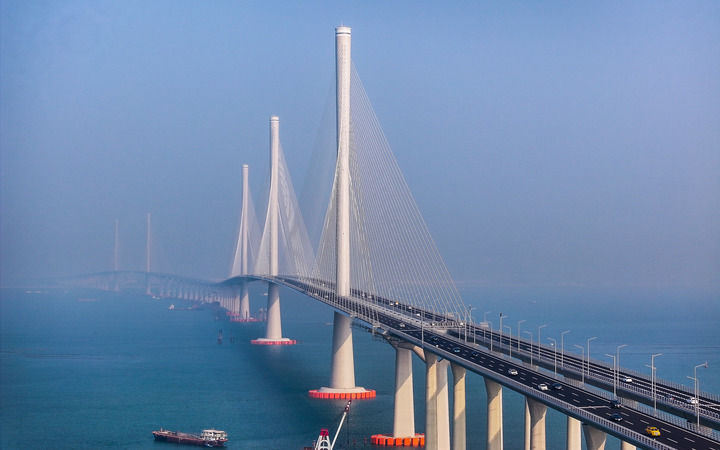 黄茅海跨海通道正式通车后，车辆行驶在黄茅海大桥上（2024年12月11日摄，无人机照片）。新华社记者 刘大伟 摄