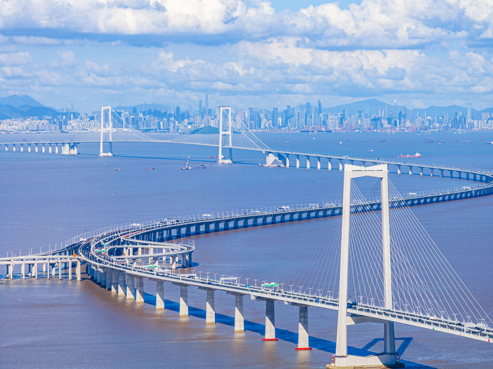 车辆行驶在深中通道上（2024年7月3日摄，无人机照片）。新华社记者 毛思倩 摄