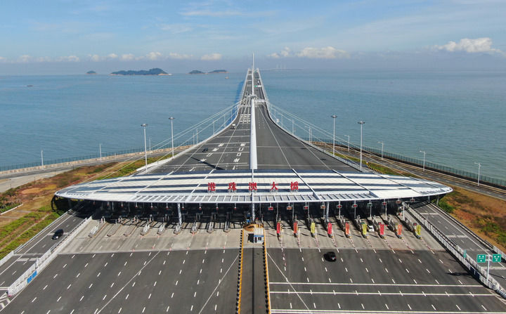 在珠海拍摄的港珠澳大桥入口（2023年12月15日摄，无人机照片）。新华社记者 邓华 摄