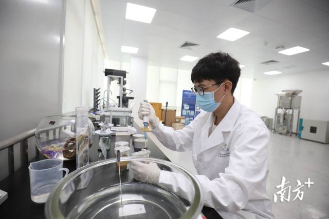 横琴·澳门青年创业谷内，珠海澳大科技研究院的工作人员正开展科研实验。