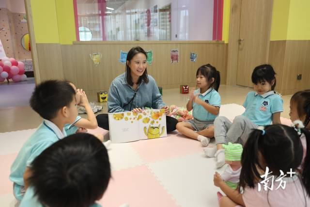 横琴新街坊家庭服务中心，孩子们在听绘本故事。南方+记者 关铭荣 摄
