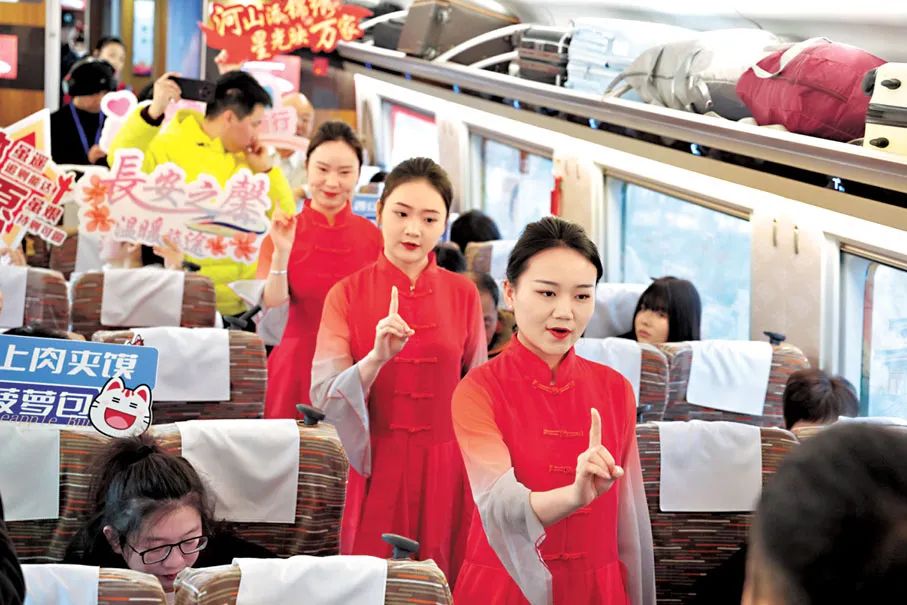 5日，随着新列车运行图的实行，以“龙凤呈祥”主题为外观涂色的G828次列车从西安北站驶向香港西九龙站方向。