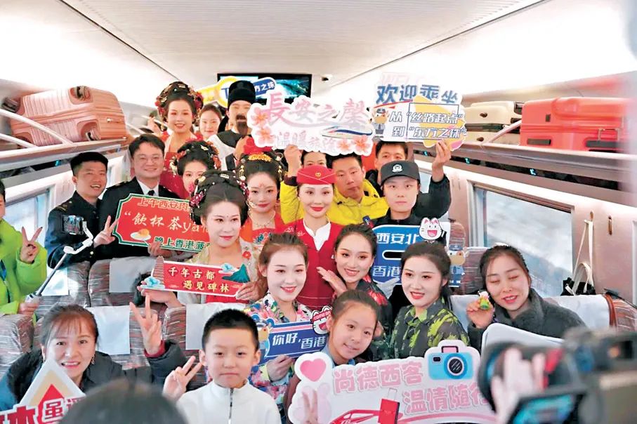 5日，随着新列车运行图的实行，以“龙凤呈祥”主题为外观涂色的G828次列车从西安北站驶向香港西九龙站方向。