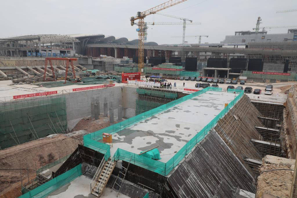 1月23日，白云机场三期扩建工程的综合交通中心的车站完成封顶。新华社记者田建川 摄