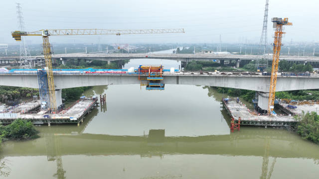 深江铁路江门段跨江门水道连续梁施工现场。