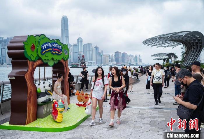 2025年6月2日，中国内地端午节假期期间，游客在香港尖沙咀星光大道一带观光游览。(资料图) 中新社记者 侯宇 摄