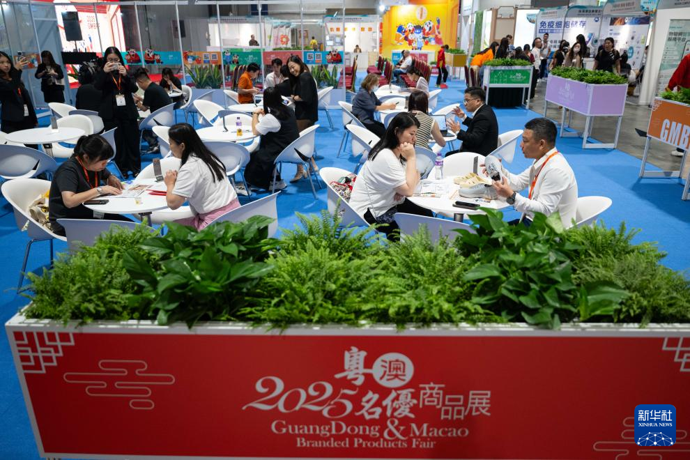 7月24日，与会者在2025粤澳名优商品展产品推介区及商业配对区上洽谈。新华社发（张金加摄）