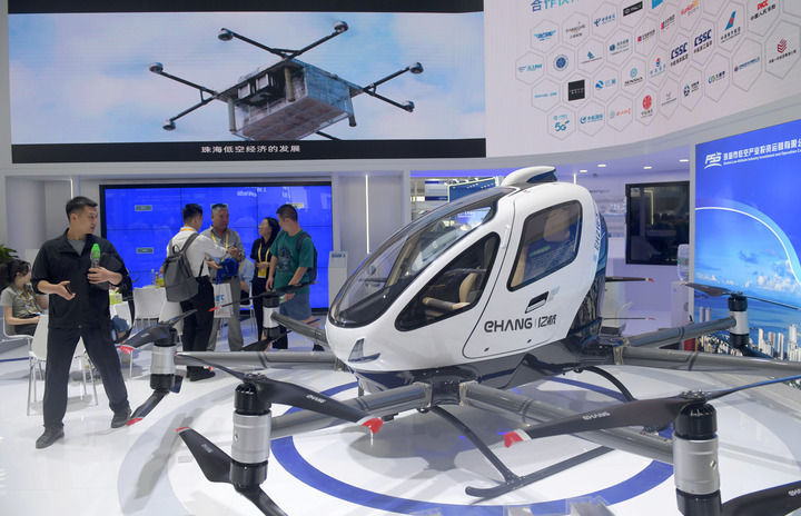 这是在珠海航展上展示的亿航智能EH216-S无人驾驶载人航空器（2024年11月13日摄）。新华社记者 卢汉欣 摄
