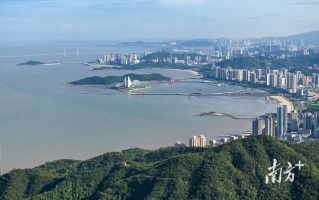 从珠海凤凰山远眺珠海主城区。